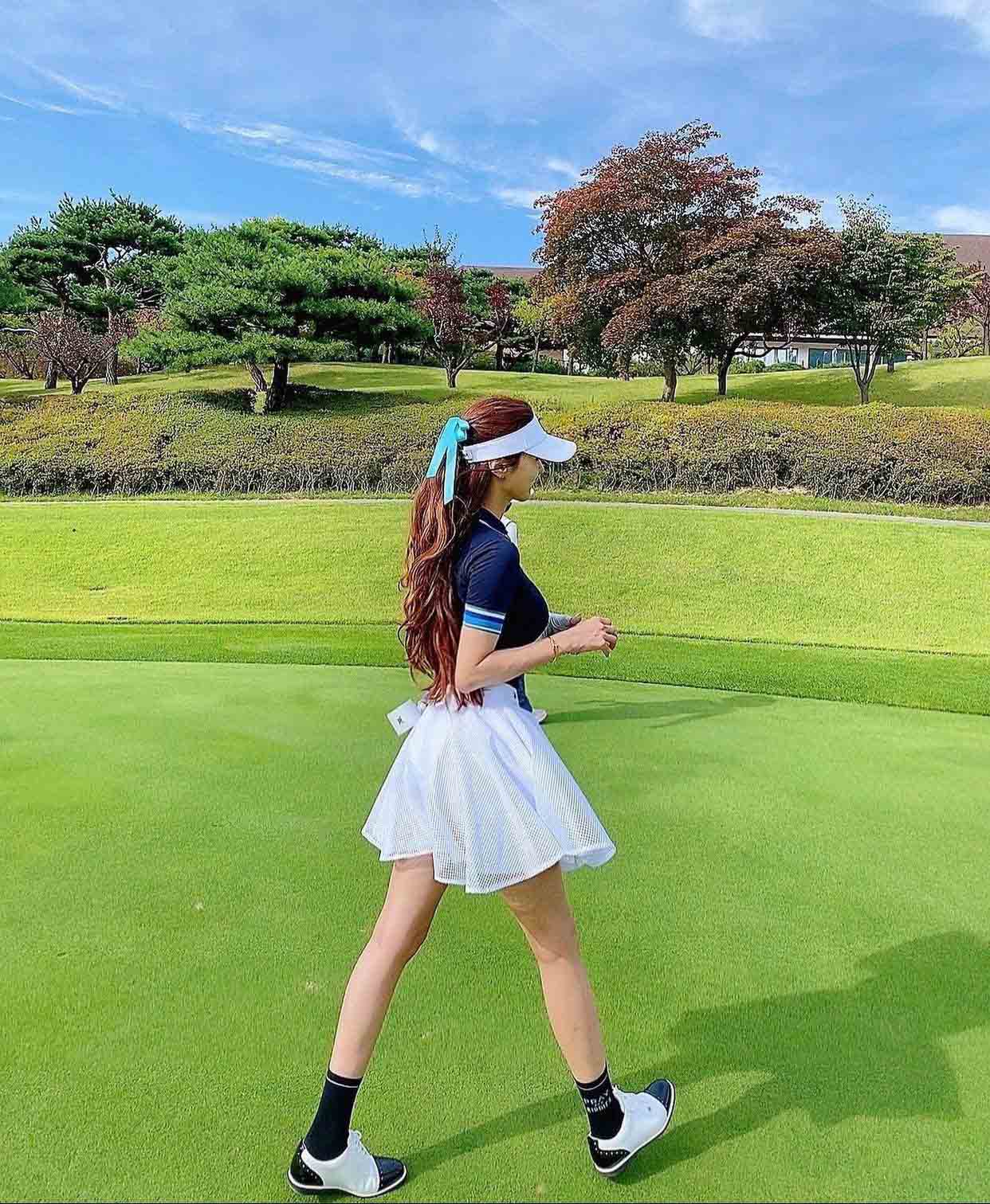 Mẫu thể thao Hàn Quốc chuộng diện váy ngắn, khoe đôi chân dài đi chơi golf &#34;ảo&#34; - 5