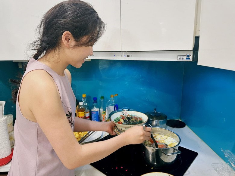 Vợ Á hậu kém 16 tuổi của Shark Hưng mộc mạc vào bếp làm món ăn dân dã, đúng dáng nội trợ - 1