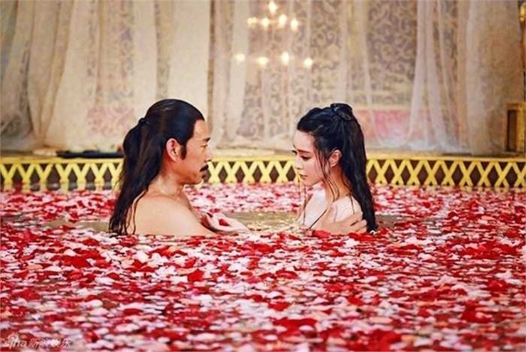 &#34;Nữ hoàng cảnh nóng&#34; xứ Trung không ngại &#34;tắm bồn&#34; cùng bạn diễn hơn 25 tuổi - 8