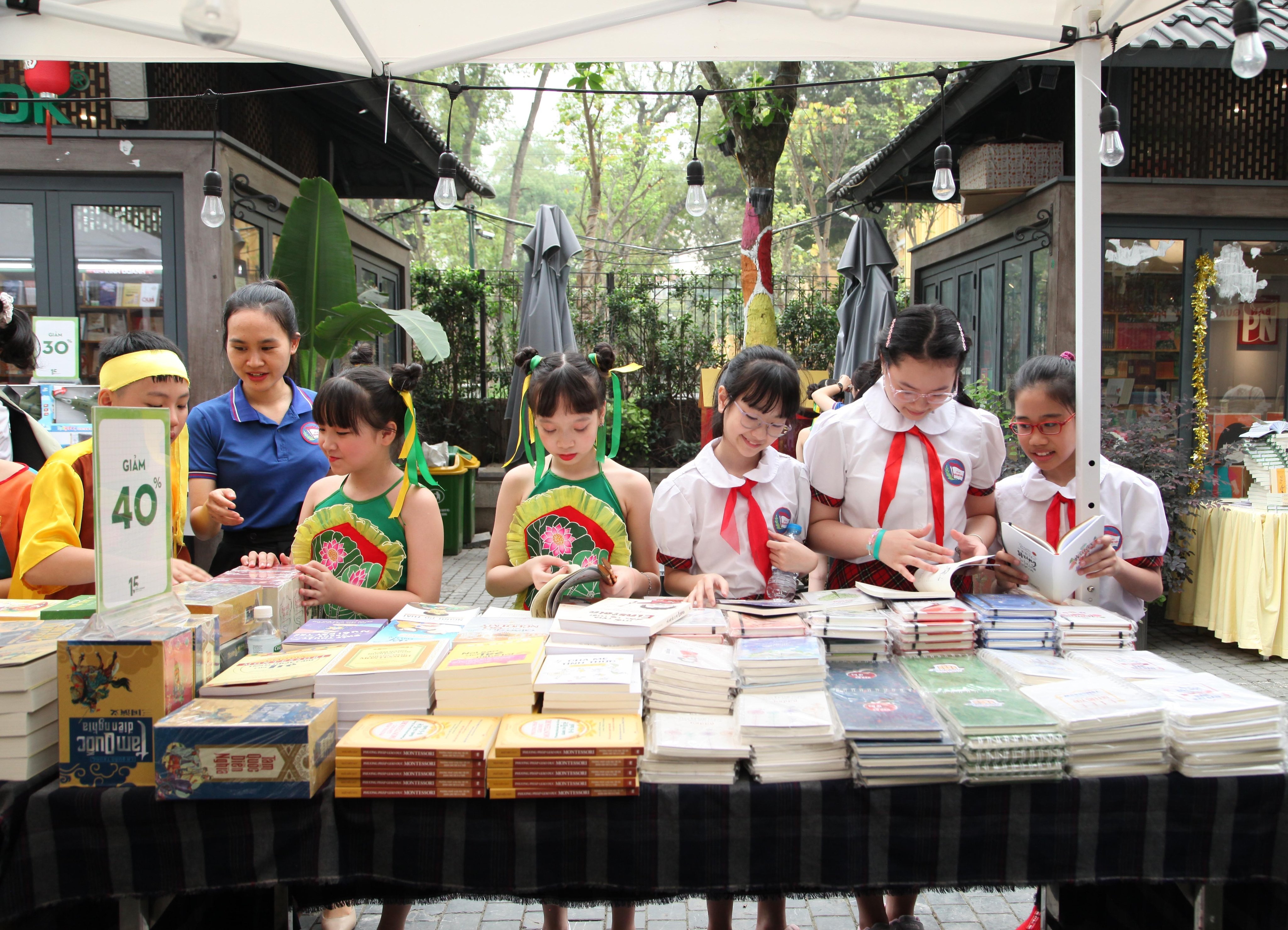 Tưng bừng các hoạt động chào mừng Ngày Sách và Văn hóa đọc Việt Nam tại Phố sách Hà Nội - 9
