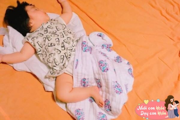 Đứa trẻ lúc ngủ thường đá chăn lăn lộn trên giường, sự thật đằng sau nhiều bố mẹ bỏ lỡ - 4