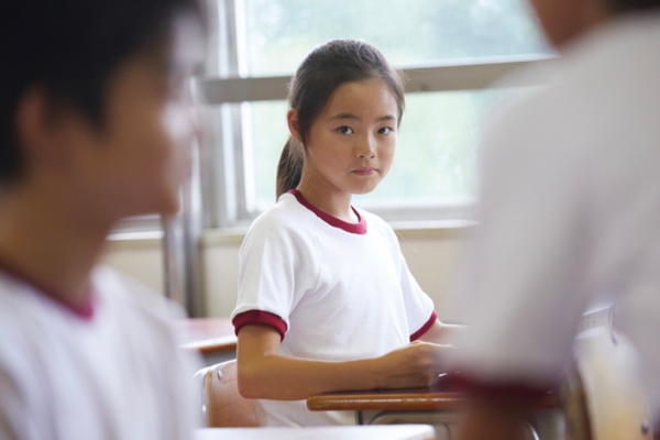 Cắn răng mua cho con điện thoại xịn để bé được các bạn cùng lớp cho chơi cùng hội, chuyên gia Việt: Áp lực đồng trang lứa cũng là bạo lực học đường - 2