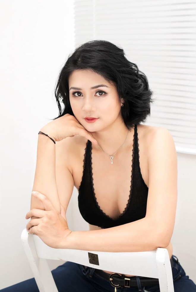 "Huyền thoại sắc đẹp bóng chuyền" Kim Huệ mặc khoe dáng - 1