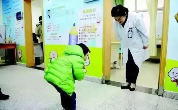 Người phụ nữ bế một bé trai đang ngủ trên tàu điện, nhìn xuống đôi bàn chân cậu bé ai cũng giật mình - 3