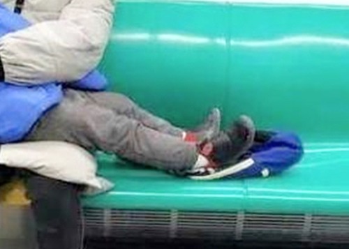 Người phụ nữ bế một bé trai đang ngủ trên tàu điện, nhìn xuống đôi bàn chân cậu bé ai cũng giật mình - 2