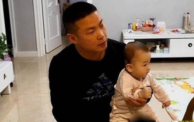 Bố đi làm về chỉ chơi với em, câu hỏi của bé lớn khiến ai cũng cay khóe mắt - 1