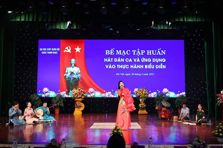 Một hình ảnh mới mẻ, quyến rũ của Lương Nguyệt Anh khi hát dân ca - 1