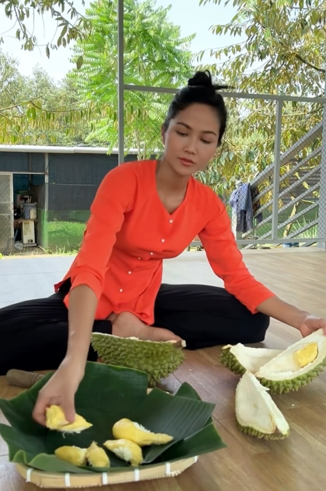 &#34;Hoa hậu nghèo nhất Việt Nam&#34; bổ sầu riêng hút hơn 100.000 lượt xem - 3