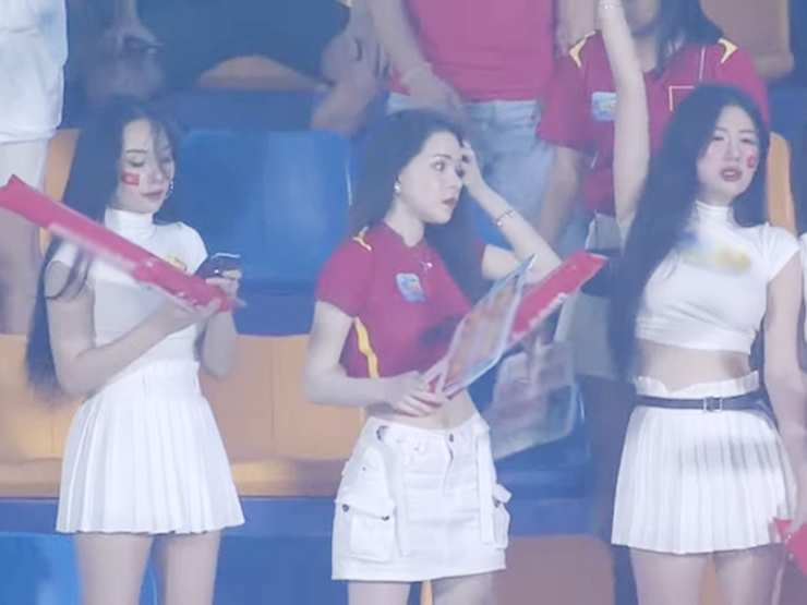 Việt Nam thắng nhọc trận ra quân SEA Games: Dàn hot girl thu hút camera trên khán đài - 2