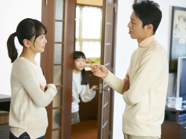 Để con nghe lén bố mẹ nói chuyện, ngỡ là cách giáo dục hay nhưng chuyên gia lắc đầu: "Đừng dạy hư trẻ" - 2