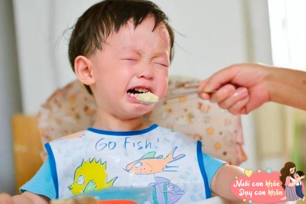Trẻ luôn ngậm thức ăn mà không chịu nhai là vì 4 thói quen xấu này, nhưng điều thứ 3 hầu như trẻ nào cũng làm - 3