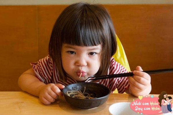 Trẻ luôn ngậm thức ăn mà không chịu nhai là vì 4 thói quen xấu này, nhưng điều thứ 3 hầu như trẻ nào cũng làm - 8