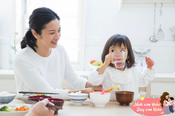 Trẻ luôn ngậm thức ăn mà không chịu nhai là vì 4 thói quen xấu này, nhưng điều thứ 3 hầu như trẻ nào cũng làm - 7