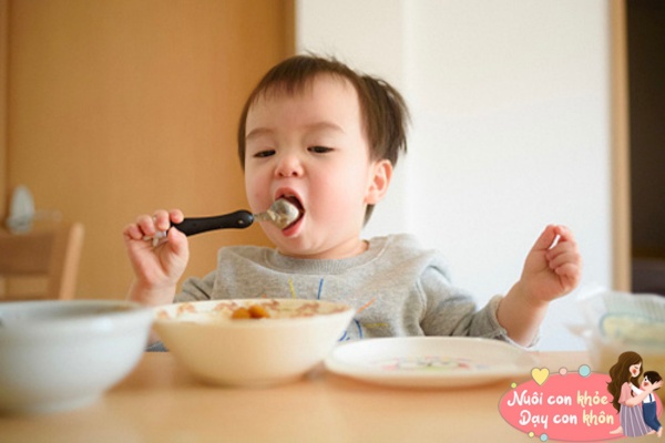 Trẻ luôn ngậm thức ăn mà không chịu nhai là vì 4 thói quen xấu này, nhưng điều thứ 3 hầu như trẻ nào cũng làm - 6