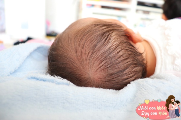 Bác sĩ Nhi: "Có sự khác biệt giữa đứa trẻ sơ sinh tự nằm chơi và thường xuyên được bế, sau 3 tuổi khoảng cách càng lớn" - 4