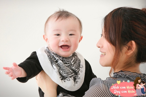 Bác sĩ Nhi: "Có sự khác biệt giữa đứa trẻ sơ sinh tự nằm chơi và thường xuyên được bế, sau 3 tuổi khoảng cách càng lớn" - 6