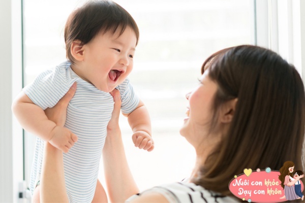 Bác sĩ Nhi: "Có sự khác biệt giữa đứa trẻ sơ sinh tự nằm chơi và thường xuyên được bế, sau 3 tuổi khoảng cách càng lớn" - 9