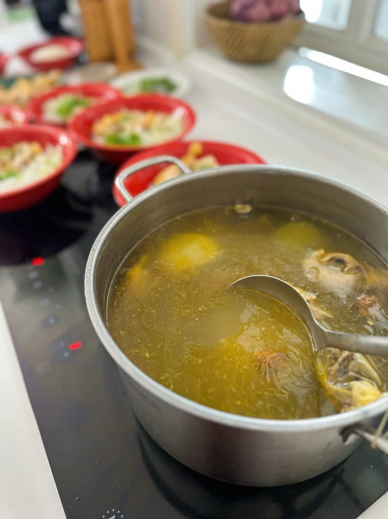 Vừa nấu ăn vừa giữ con, vợ Hoàng Bách hài hước thốt lên: &#34;Cũng nhàn&#34;, &#34;không nhọc lắm đâu&#34; - 2