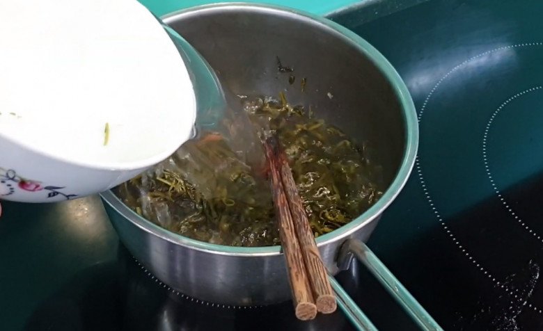 Cứ tưởng trồng chỉ để lấy củ ai ngờ l&aacute; của c&acirc;y n&agrave;y cực ngon, nấu chung với con gi&agrave;u đạm được m&oacute;n bổ từ đầu đến ch&acirc;n - 10