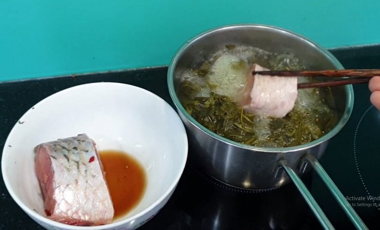 Cứ tưởng trồng chỉ để lấy củ ai ngờ l&aacute; của c&acirc;y n&agrave;y cực ngon, nấu chung với con gi&agrave;u đạm được m&oacute;n bổ từ đầu đến ch&acirc;n - 11