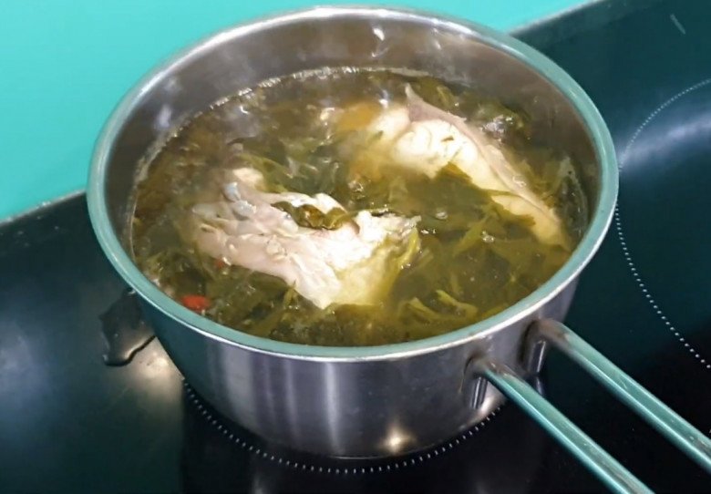 Cứ tưởng trồng chỉ để lấy củ ai ngờ l&aacute; của c&acirc;y n&agrave;y cực ngon, nấu chung với con gi&agrave;u đạm được m&oacute;n bổ từ đầu đến ch&acirc;n - 13