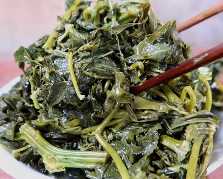 Cứ tưởng trồng chỉ để lấy củ ai ngờ l&aacute; của c&acirc;y n&agrave;y cực ngon, nấu chung với con gi&agrave;u đạm được m&oacute;n bổ từ đầu đến ch&acirc;n - 7