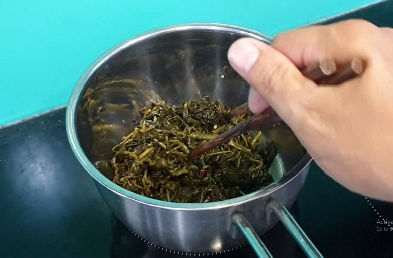 Cứ tưởng trồng chỉ để lấy củ ai ngờ l&aacute; của c&acirc;y n&agrave;y cực ngon, nấu chung với con gi&agrave;u đạm được m&oacute;n bổ từ đầu đến ch&acirc;n - 9