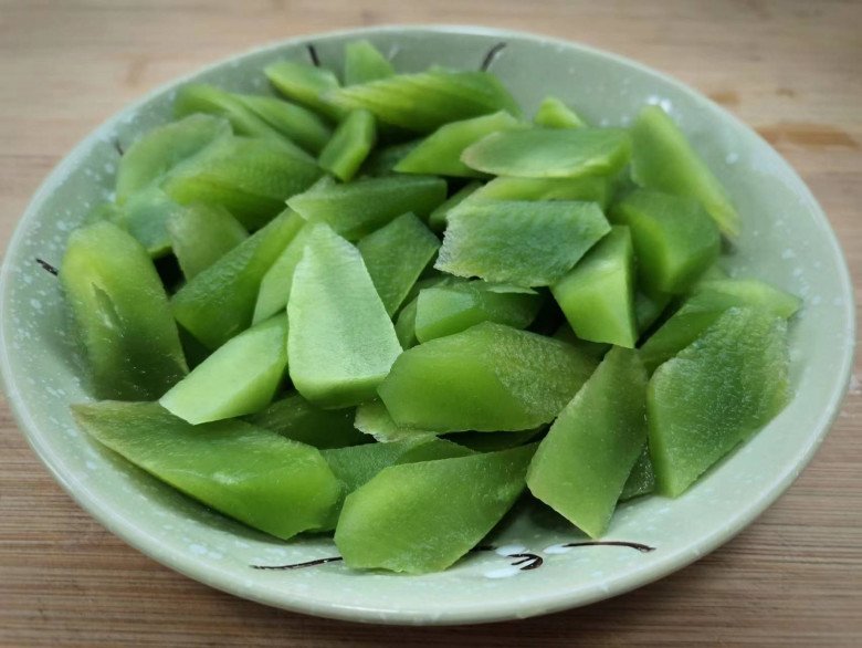 Cây này tưởng chỉ ăn lá, ai ngờ thân cũng cực ngon, đem nấu canh được món giàu canxi lại giải nhiệt ngày hè - 2