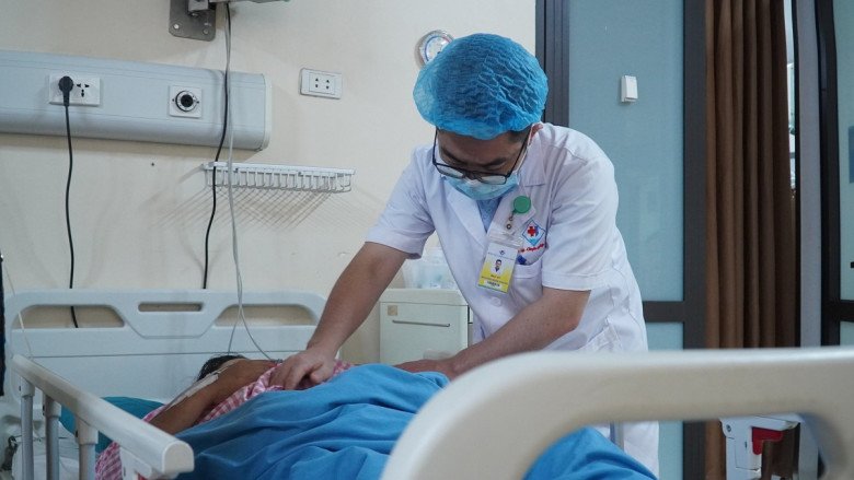 Thai phụ Tuyên Quang nguy kịch vì chủ quan khi bị phù chân, sinh bé gái nặng 4.3kg - 2