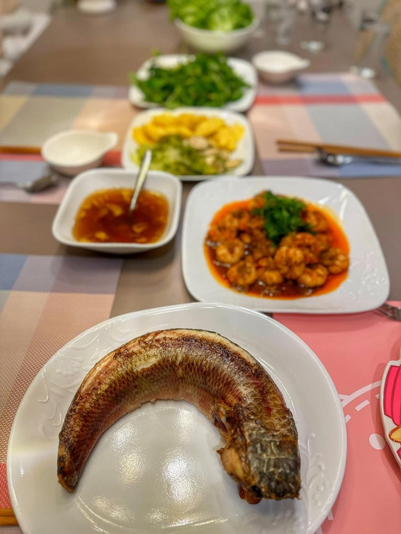 Siêu mẫu Hà Anh nấu món ăn nguyên ngày để chồng con xì xụp trong 20 phút, được Hoa hậu khen: &#34;Giỏi vậy&#34; - 19