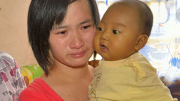 Con 7 tháng không bao giờ tè dầm, mẹ âm thầm gắn camera giám sát thì phát hiện hành động tàn ác của bảo mẫu - 3