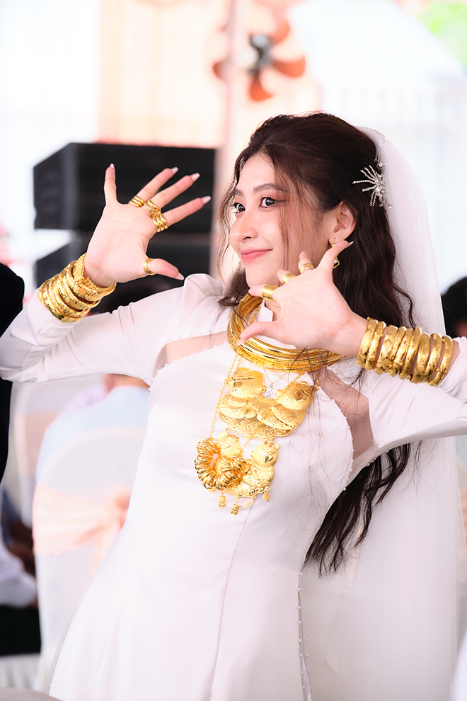 Cặp sao Việt về chung nhà sau 7 năm yêu, cô dâu đeo vàng nặng trĩu cổ hút mọi chú ý - 4