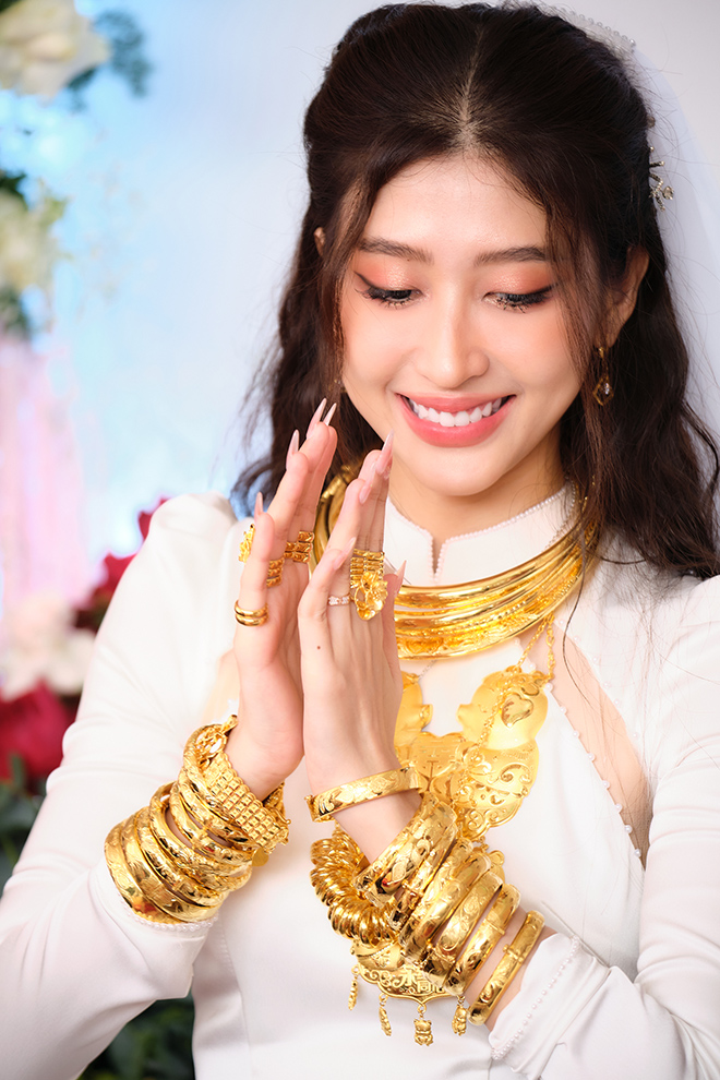 Cặp sao Việt về chung nhà sau 7 năm yêu, cô dâu đeo vàng nặng trĩu cổ hút mọi chú ý - 3