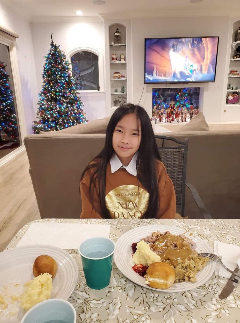 Con dâu tỷ phú Hoàng Kiều được khen đảm đang, làm món lai rai nhìn đã thấy "tốn mồi" - 7