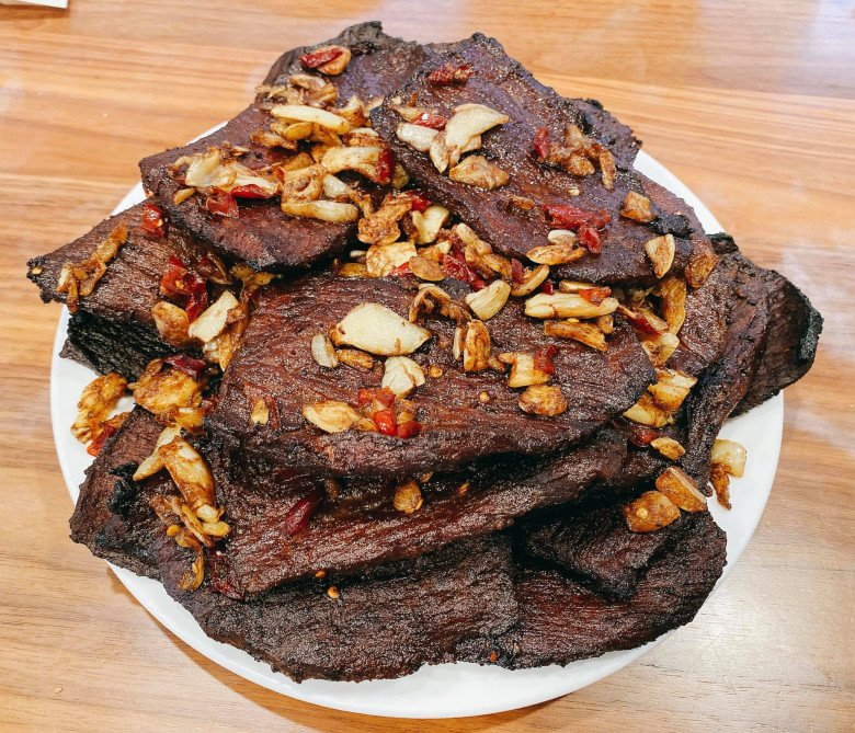 Con dâu tỷ phú Hoàng Kiều được khen đảm đang, làm món lai rai nhìn đã thấy "tốn mồi" - 3