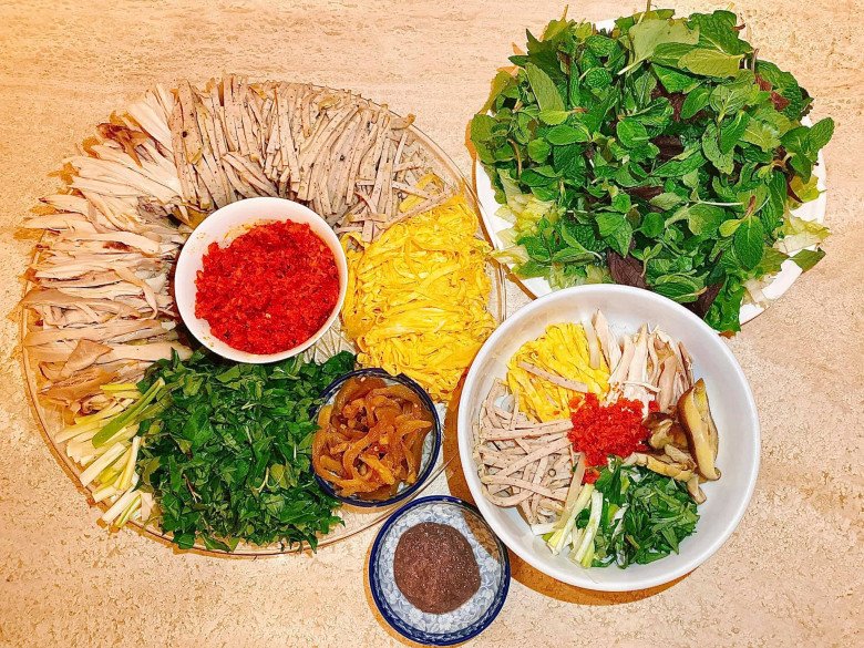 Con dâu tỷ phú Hoàng Kiều được khen đảm đang, làm món lai rai nhìn đã thấy "tốn mồi" - 6