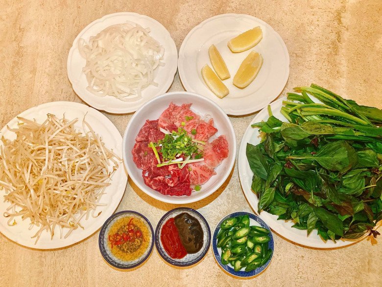 Con dâu tỷ phú Hoàng Kiều được khen đảm đang, làm món lai rai nhìn đã thấy "tốn mồi" - 5