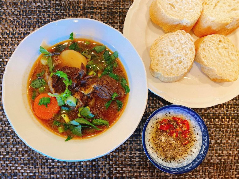 Con dâu tỷ phú Hoàng Kiều được khen đảm đang, làm món lai rai nhìn đã thấy "tốn mồi" - 4