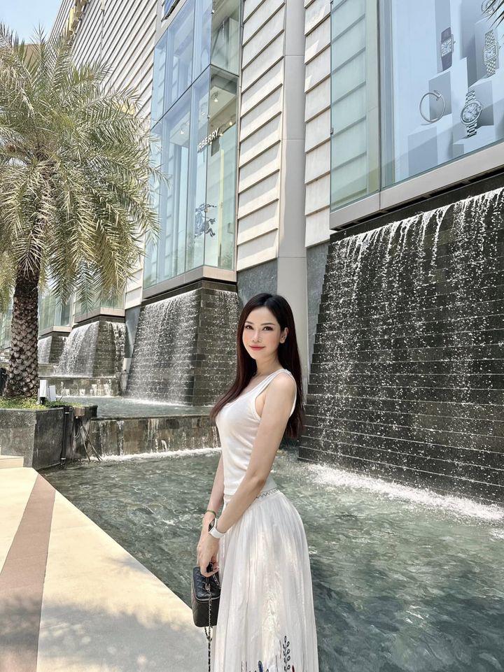 Con dâu tỷ phú Hoàng Kiều được khen đảm đang, làm món lai rai nhìn đã thấy "tốn mồi" - 1