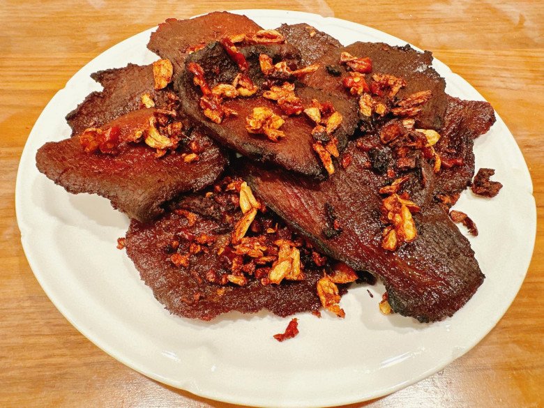 Con dâu tỷ phú Hoàng Kiều được khen đảm đang, làm món lai rai nhìn đã thấy "tốn mồi" - 2