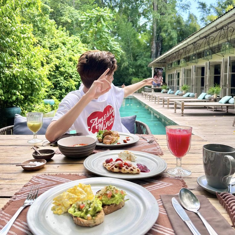 Cặp đôi em thích chị hơn 9 tuổi lại đưa nhau đi nghỉ dưỡng, “chị đẹp” bế bụng bầu chụp ảnh ở biển - 8