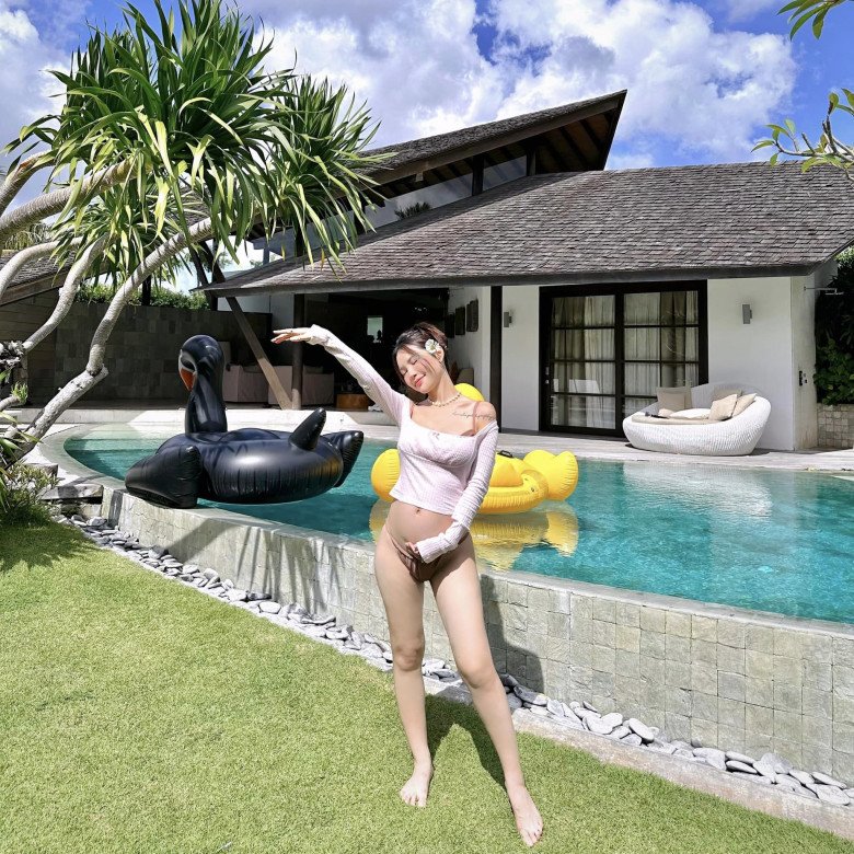 Cặp đôi em thích chị hơn 9 tuổi lại đưa nhau đi nghỉ dưỡng, “chị đẹp” bế bụng bầu chụp ảnh ở biển - 5