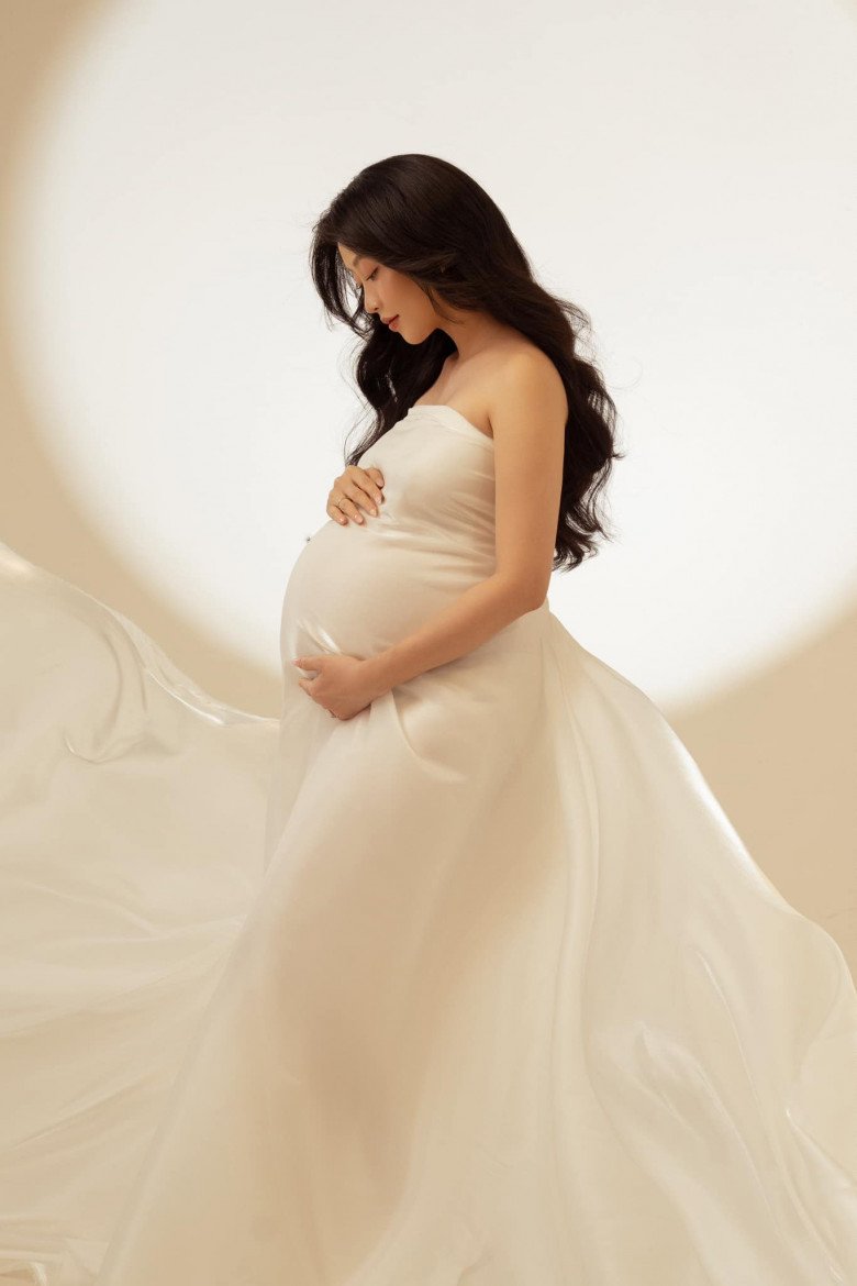 Liêu Hà Trinh bầu gần 8 tháng vẫn đẹp rạng rỡ, tiết lộ em bé đã được 2,3kg - 2