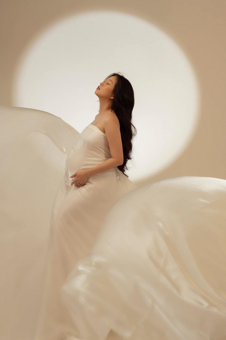 Liêu Hà Trinh bầu gần 8 tháng vẫn đẹp rạng rỡ, tiết lộ em bé đã được 2,3kg - 7