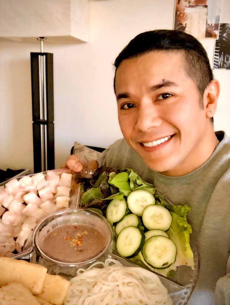 Nam ca sĩ đảm đang trổ tài nấu 2 món hấp dẫn, vợ cũ U70 của Đàm Vĩnh Hưng thốt lên: "Wow giỏi quá con" - 1