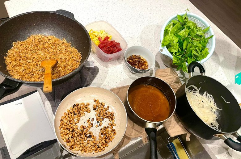 Nam ca sĩ đảm đang trổ tài nấu 2 món hấp dẫn, vợ cũ U70 của Đàm Vĩnh Hưng thốt lên: "Wow giỏi quá con" - 20