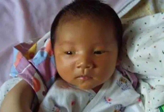 Bà nội tiếc tiền chữa bệnh cho cháu sơ sinh, BS lắc đầu: "Đứa trẻ này về sau không còn có trí thông minh nữa" - 1