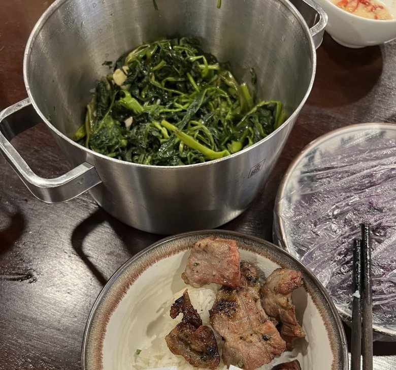 Xuân Bắc khoe bữa cơm của 3 bố con do "nóc nhà" nấu, dân mạng hài hước: Nhìn cái nồi là biết lười rửa bát! - 10