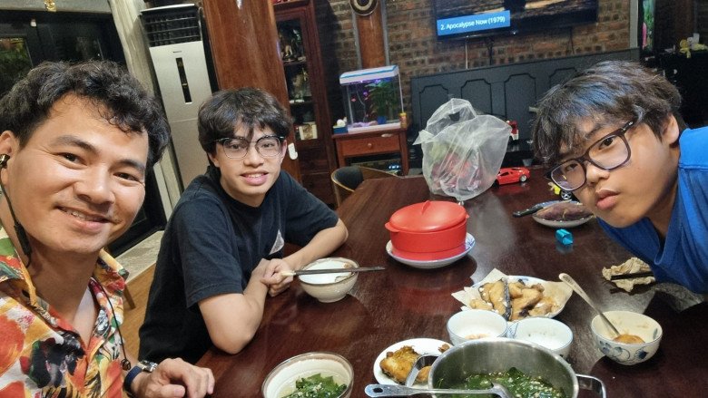 Xuân Bắc khoe bữa cơm của 3 bố con do "nóc nhà" nấu, dân mạng hài hước: Nhìn cái nồi là biết lười rửa bát! - 1