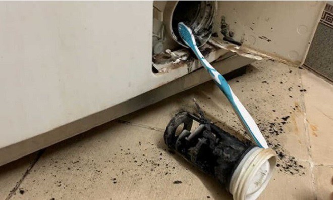 Bên dưới máy giặt có một “cơ quan” nhỏ, mở ra giặt quần áo sạch sẽ hơn, dùng 10 năm giờ tôi mới biết - 2